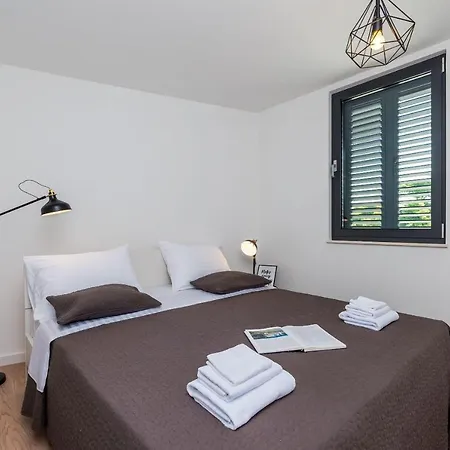 Luni - Three Bedroom With Balcony And City View Apartment
