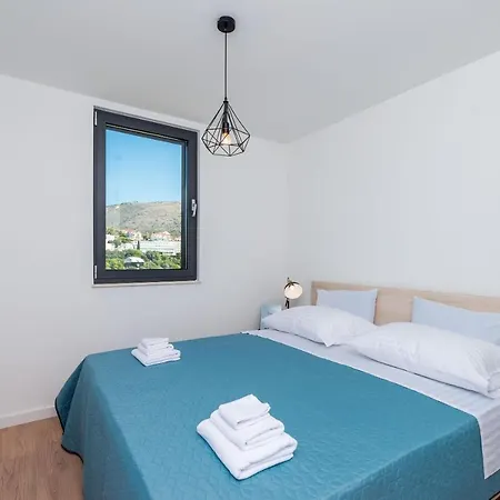 Luni - Three Bedroom With Balcony And City View *