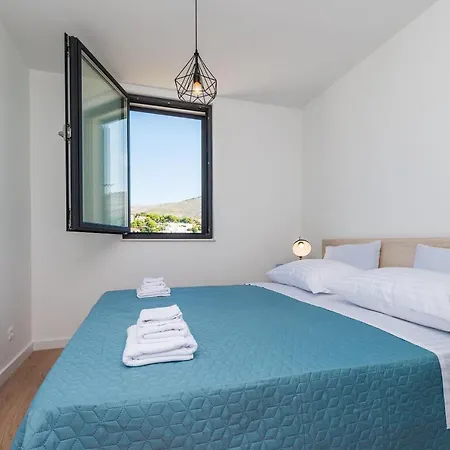 Luni - Three Bedroom With Balcony And City View