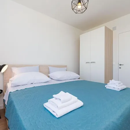 Luni - Three Bedroom With Balcony And City View Διαμέρισμα *
