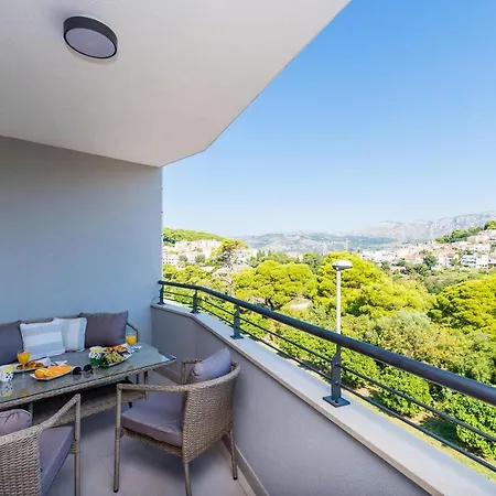 Luni - Three Bedroom With Balcony And City View Διαμέρισμα