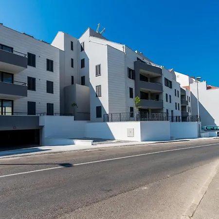 Luni - Three Bedroom With Balcony And City View