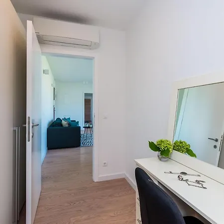 Luni - Three Bedroom With Balcony And City View Lejlighed *
