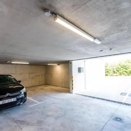 Lejlighed Luni - Three Bedroom With Balcony And City View *