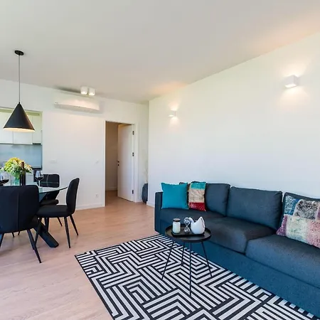 Luni - Three Bedroom With Balcony And City View