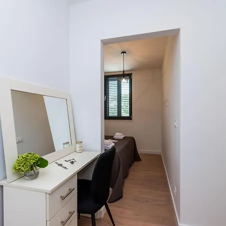 Luni - Three Bedroom With Balcony And City View
